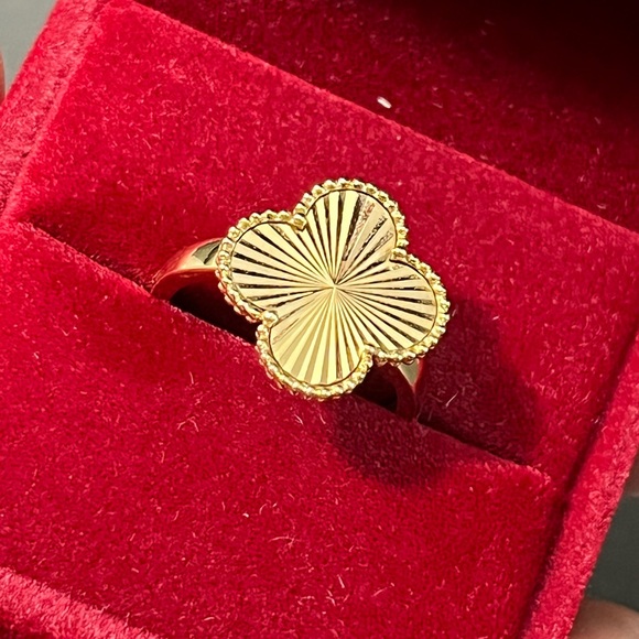 Gold Clover Ring - Picture 4 of 7